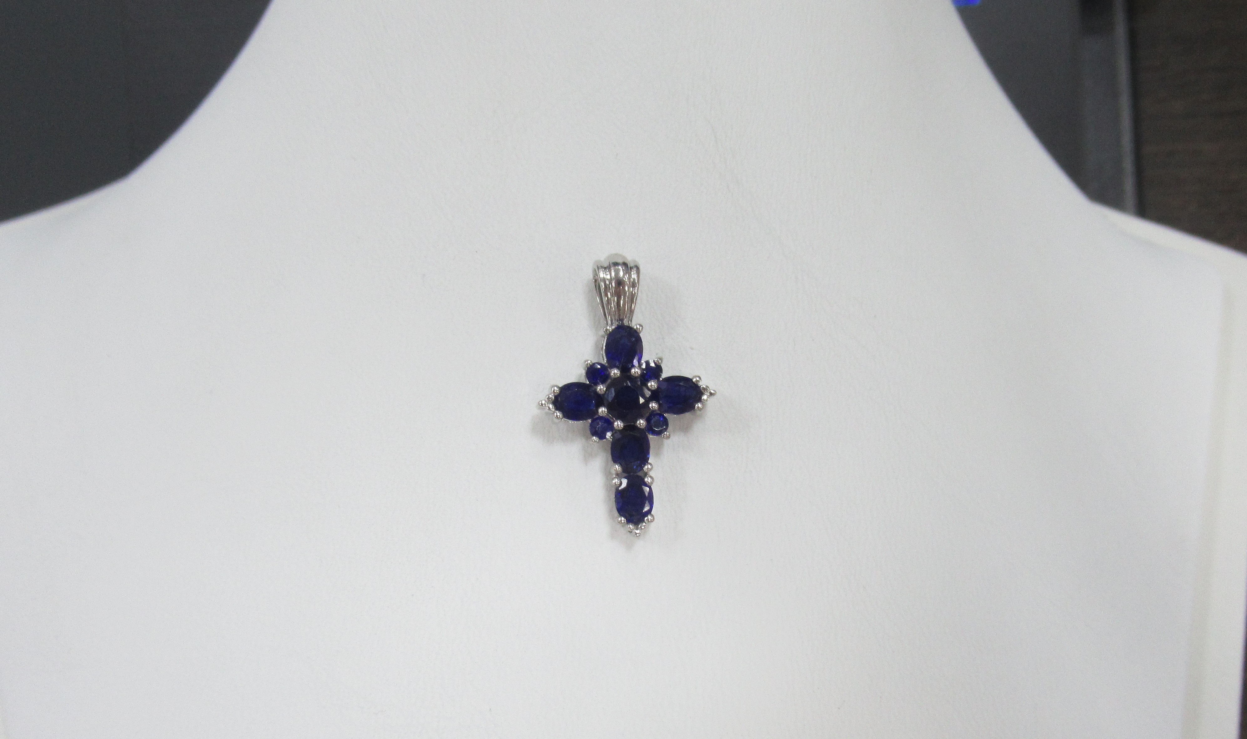 Серебряная подвеска-крест с сапфирами